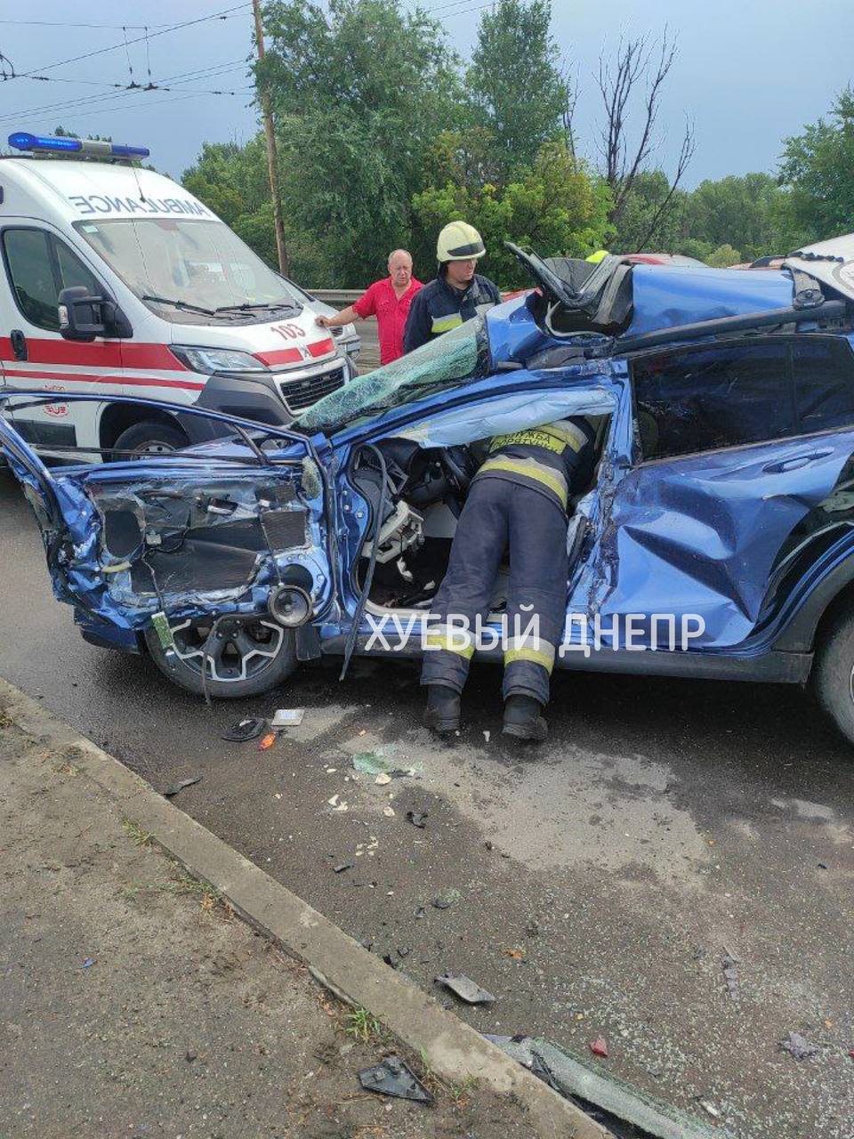 Погибшего вырезали из авто спасатели / фото: ХД
