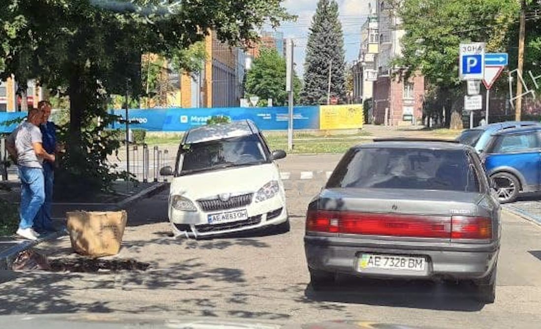 Провал на Жуковского / фото: Днепр Сейчас