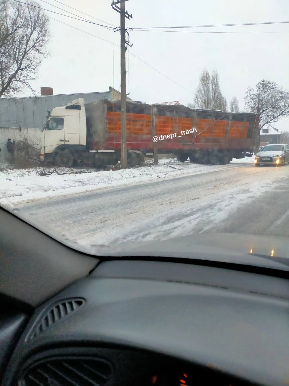 На Северном фура слетела с дороги