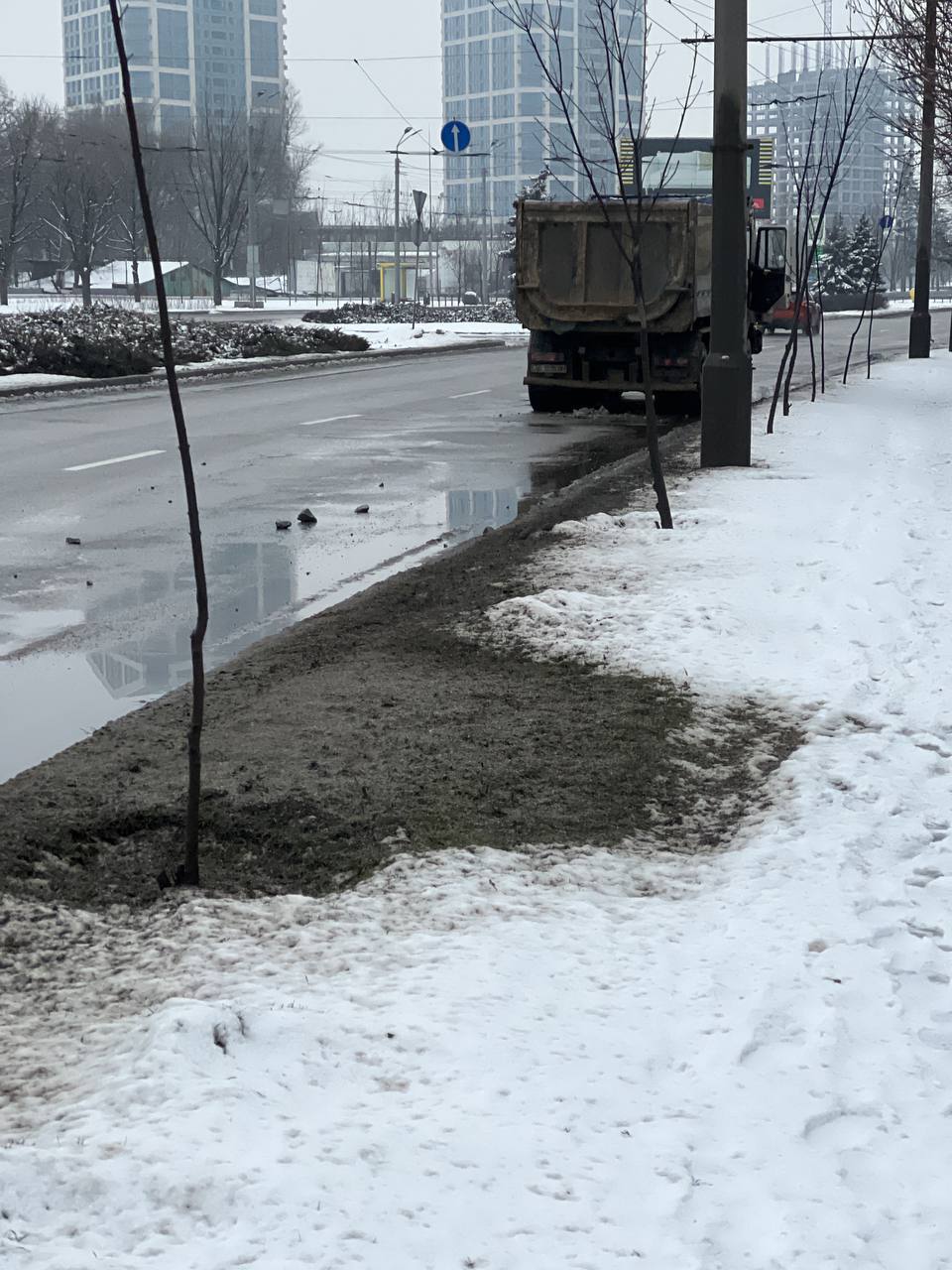 Сам грузовик еще стоит