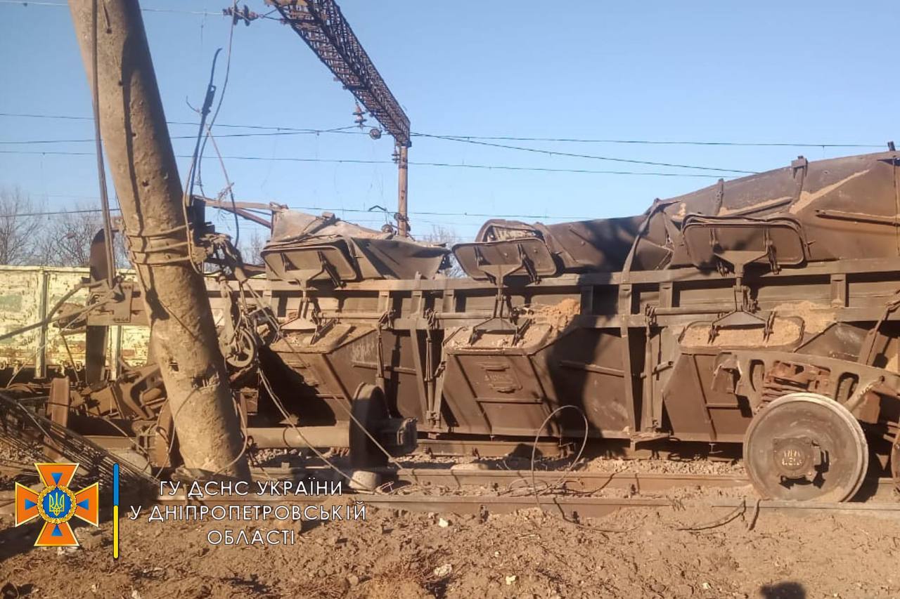 Оккупанты ракетами уничтожили железнодорожную станцию Павлоград-2 -