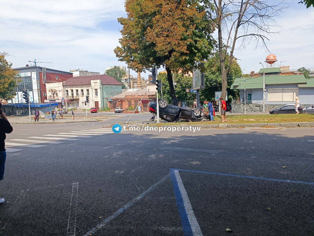 ДТП у центрі Дніпра: авто злетіло з дороги та перекинулося на дах фото 1