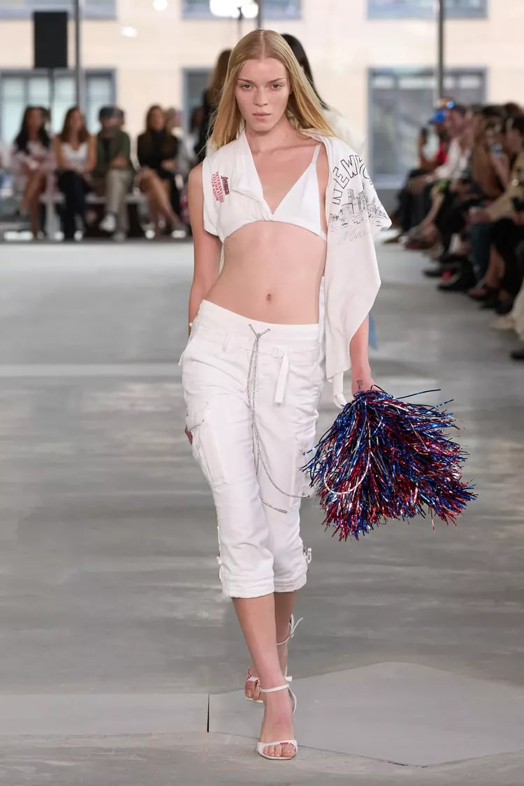 Стильні бра-топи і легкі топи на подіумах.