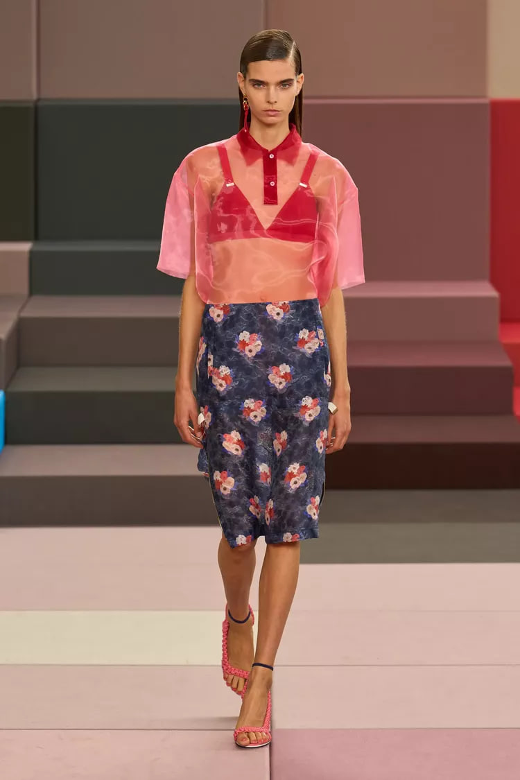 Стильні бра-топи і легкі топи на подіумах.