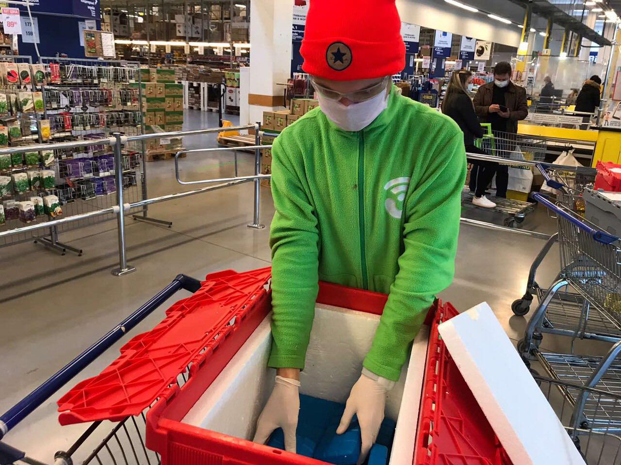 Сотрудники доставки Foodway в Днепре работают в перчатках и масках