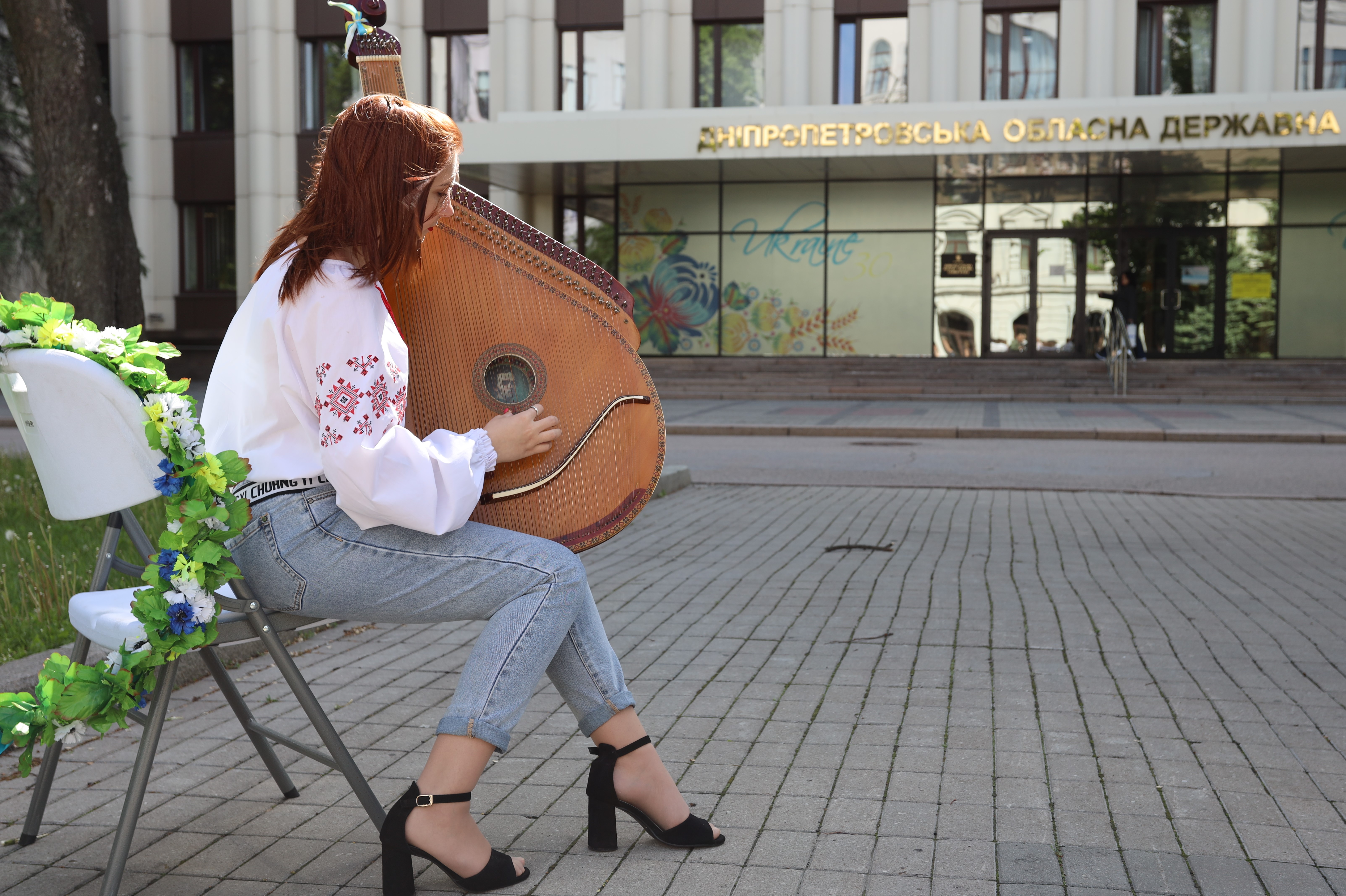 Флешмоб начался со стихов и душевных звуков бандуры / фото: ОГА 