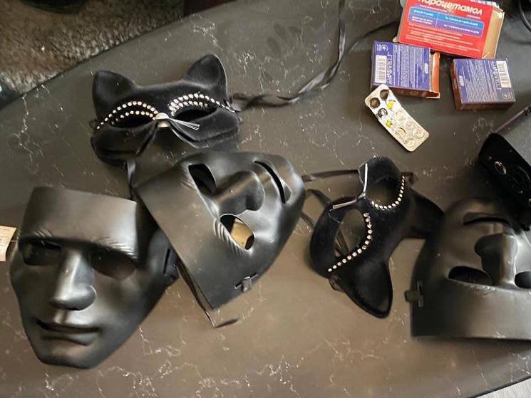 Предмети, які були знайдені під час обшуків у організаторів п'яних вечірок. Фото: t.me/andrii_nebytov