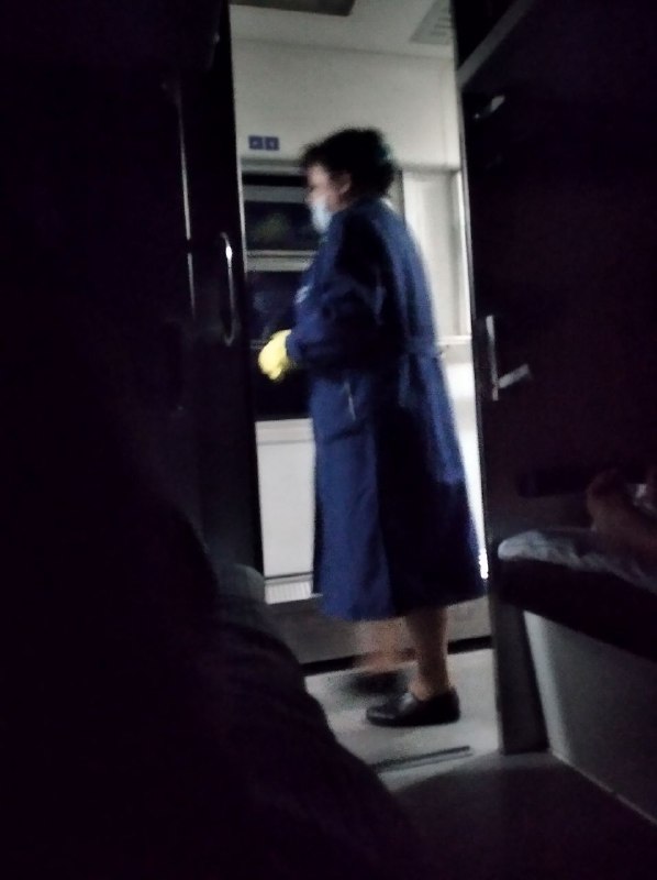 Проводница протирала средством с хлоркой поверхности в вагоне