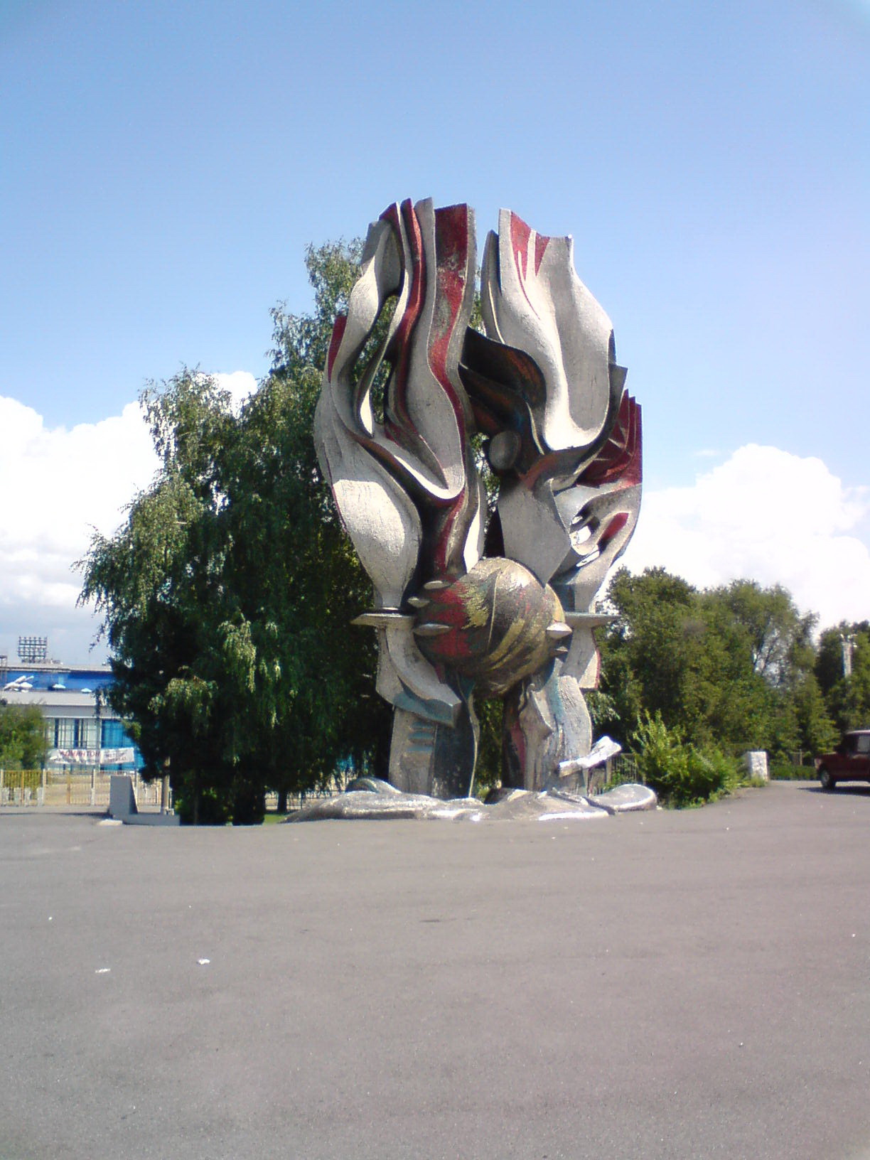Памятник возле спорткомплекса "Метеор"  / фото из открытых источников