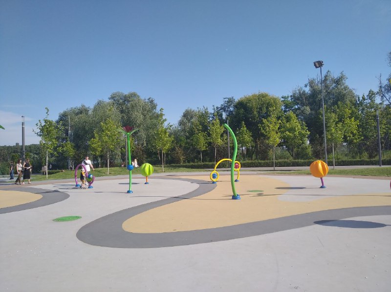 Раньше тут было свежо и весело, а теперь скучно и жарко