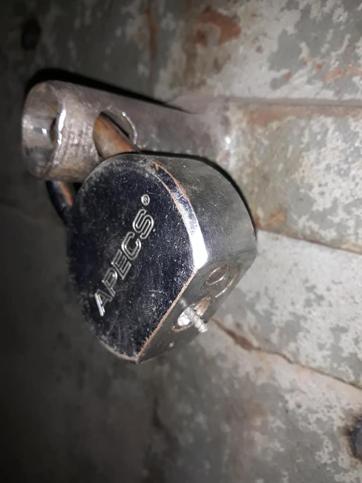 Неизвестные пытались сломать замок на гараже / фото: fb Станислав Речич