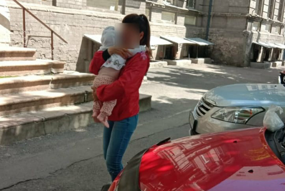 Спасенный малыш с мамой / фото: пресс-служба ГУ ГСЧС в Днепропетровской области