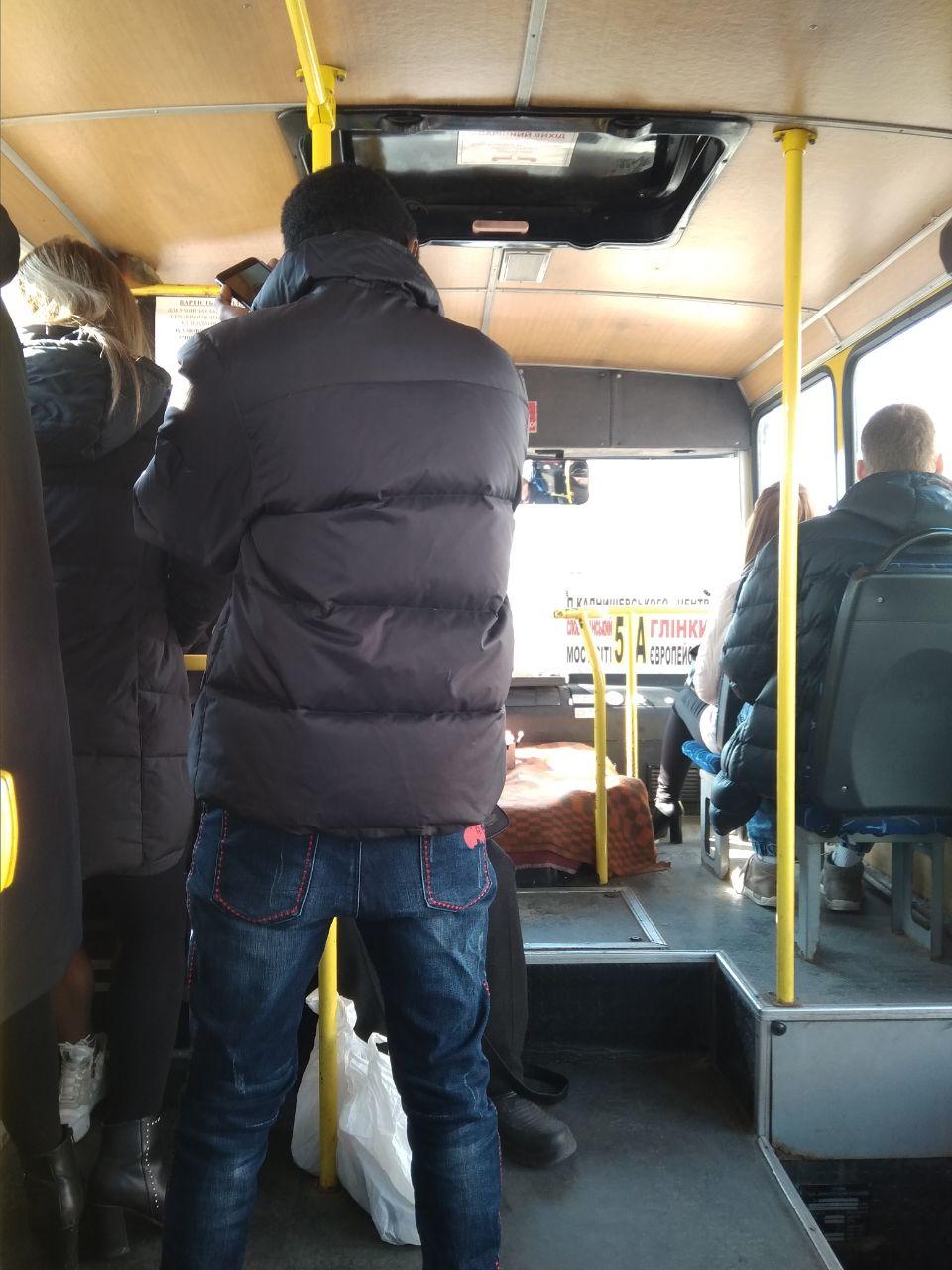 Стоячие места в транспорте были заняты