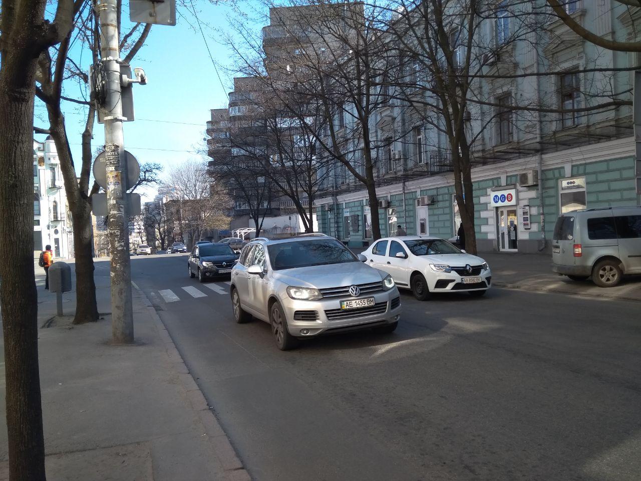 Машин на дорогах меньше не стало