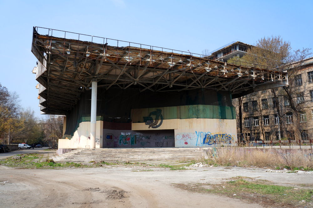 Летом театр снесли