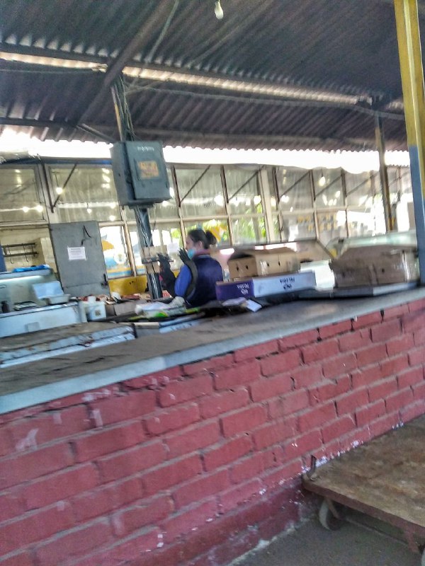 Зато продавцы в маске