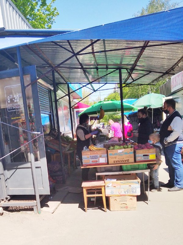 Покупатели и продавцы на рынке в масках