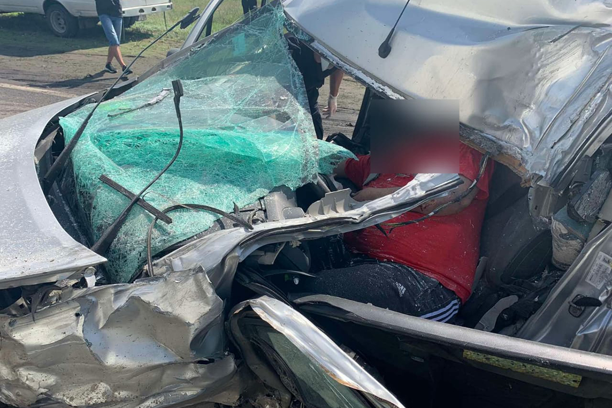 Тело погибшего спасатели вырезали из авто. Фото: ГСЧС