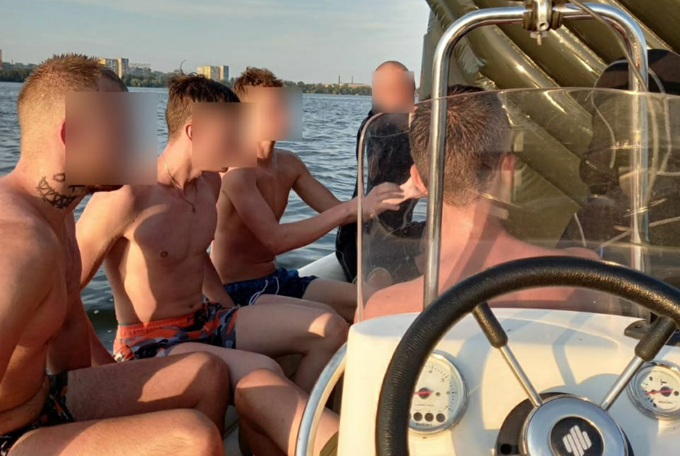 Отдыхающих на матрасе унесло на середину реки. Фото: ГСЧС