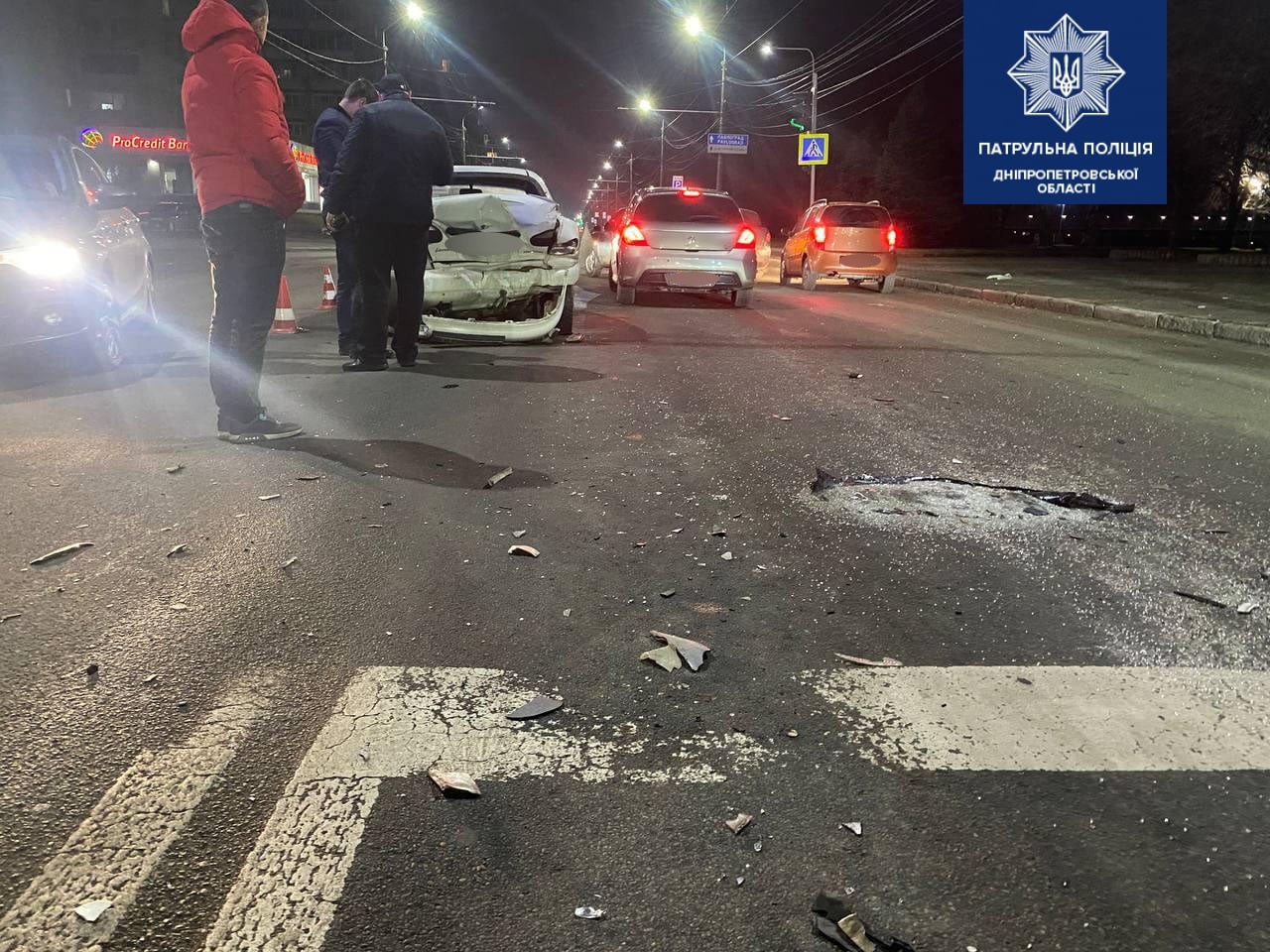 Водитель на "Мерседесе" протаранил две машины и скрылся с места ДТП. Фото: Патрульная полиция