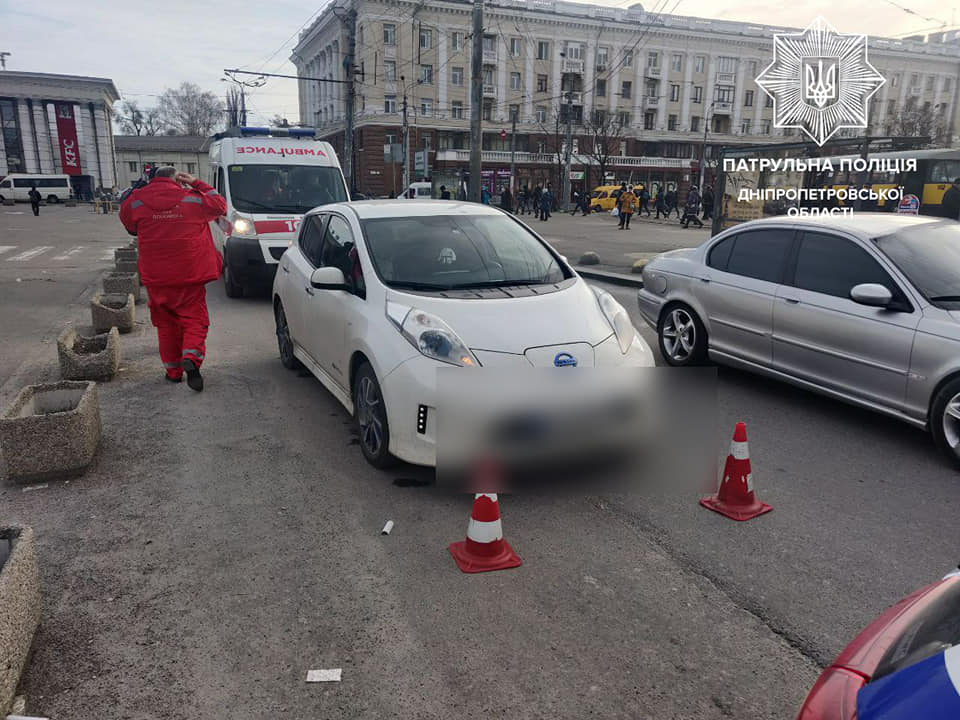 Водитель зажал патрульному руку стеклом и начал движение. Фото: Патрульная полиция Днепра