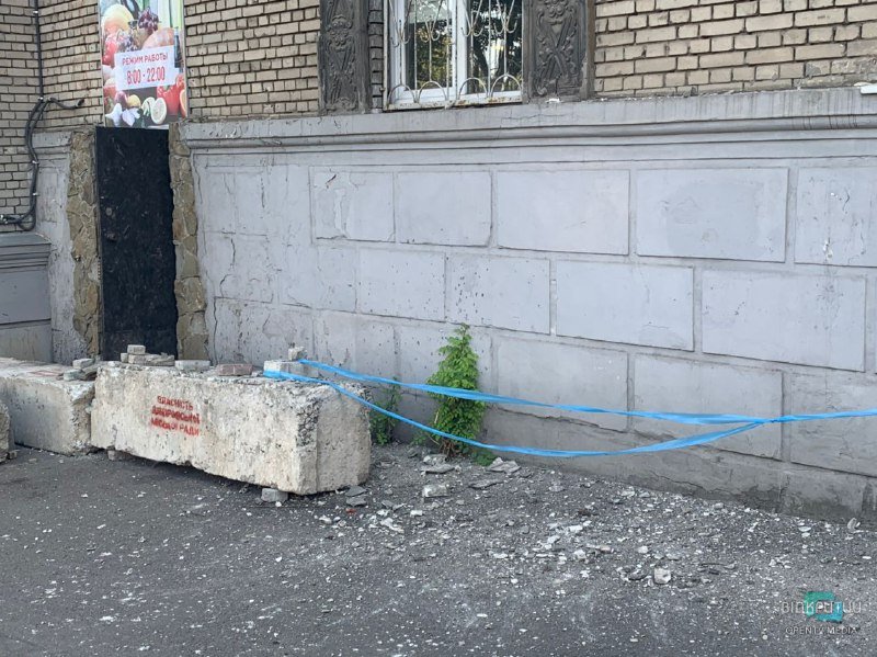 Местные жители оцепили территорию под балконами, чтобы обезопасить себя и пешеходов. Фото: "Відкритий"