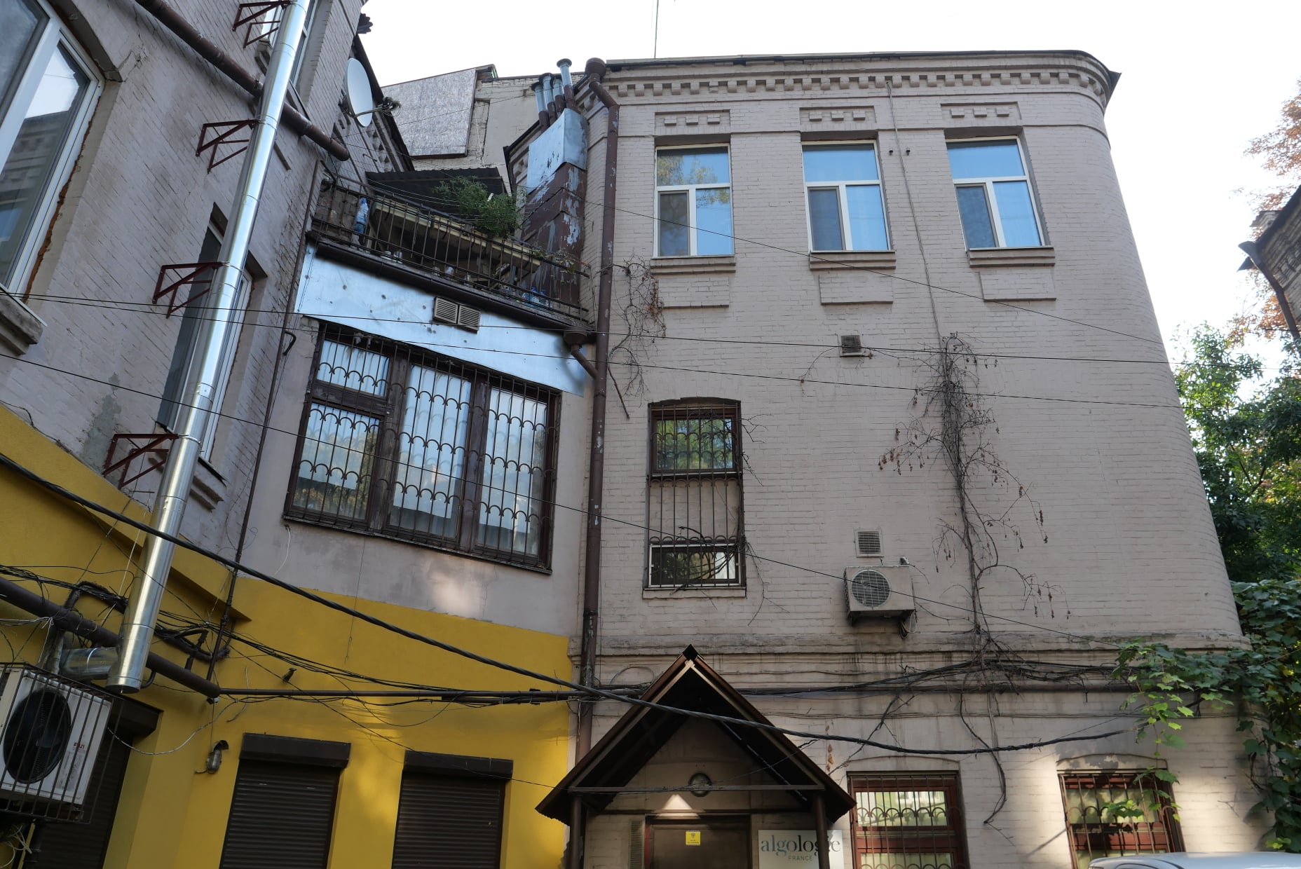 Так дом выглядел в конце 2020 года, когда еще не был "утеплен".