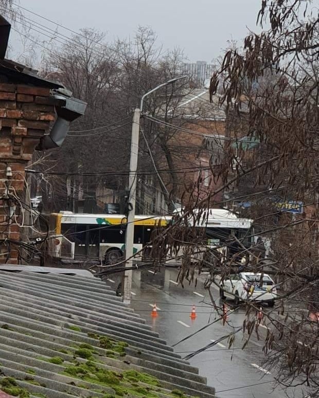 На Сичевых Стрельцов из-за гололеда развернуло автобус, перекрыв проезд.