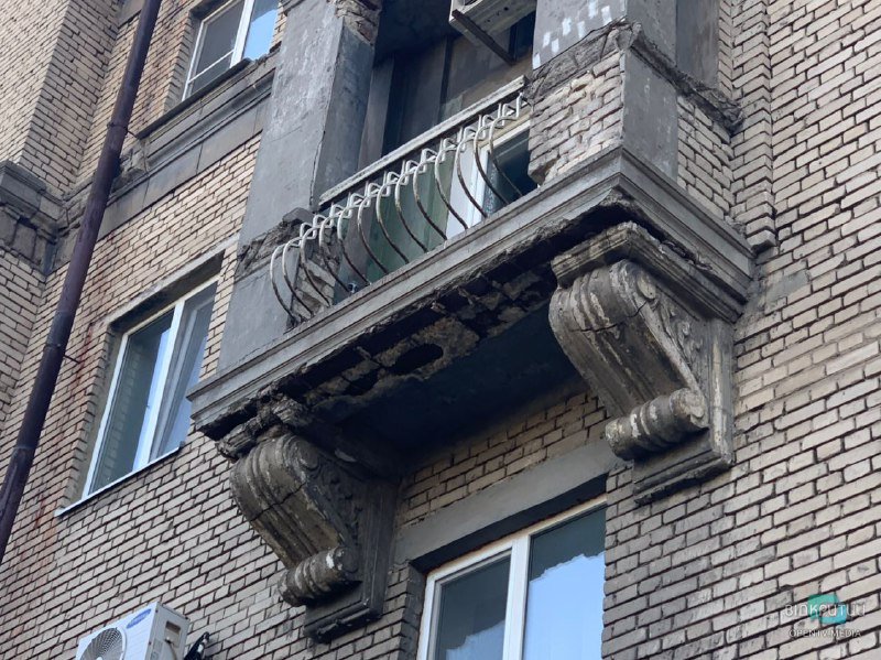 С балкона отпадают куски бетона и падают прямиком на пешеходную зону. Фото: "Відкритий"