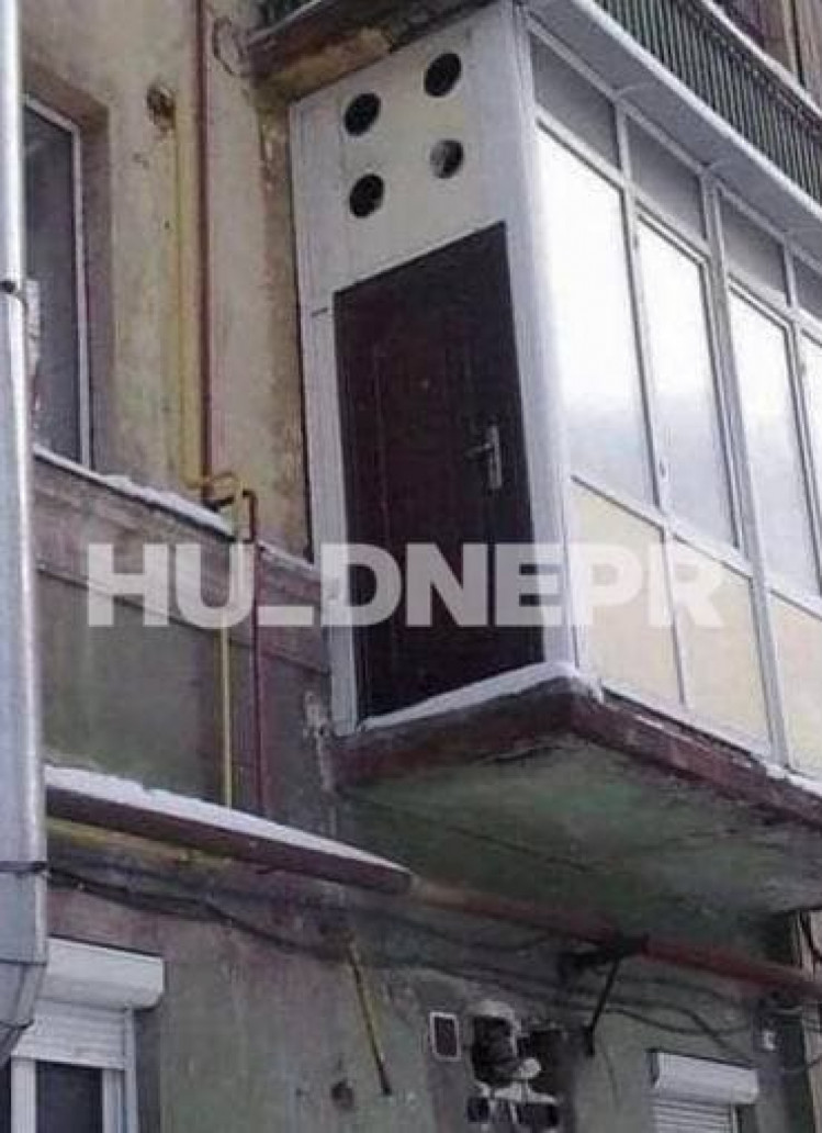 В Днепре обнаружили царь-балкон с отдельной входной дверью.