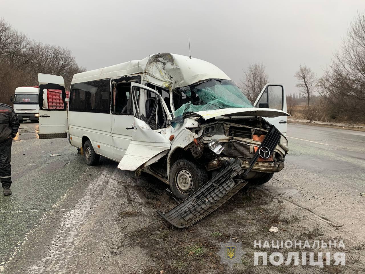 На Полтавском шоссе водитель маршрутки врезался в фуру. Не обошлось без пострадавших.