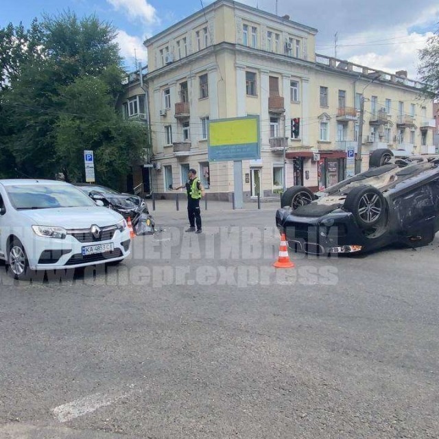 Из-за сильного удара БМВ перевернулась на крышу. Фото: "Днепр оперативный"