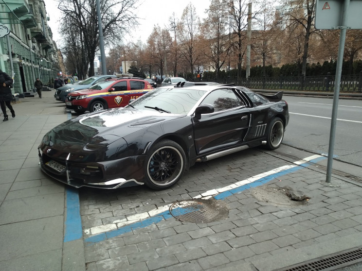 Многие считают, что это "Бэтмобиль". Фото: "ТопЖир"