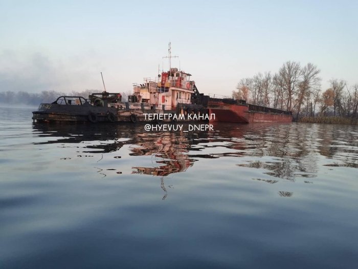 Баржа протаранила остров в районе "Лесопарка". Фото: t.me/hyevuy_dnepr