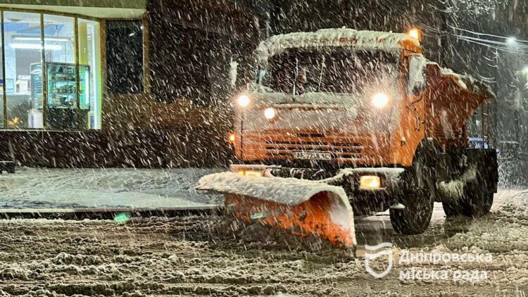 Як у Дніпрі прибирають наслідки першого снігу.