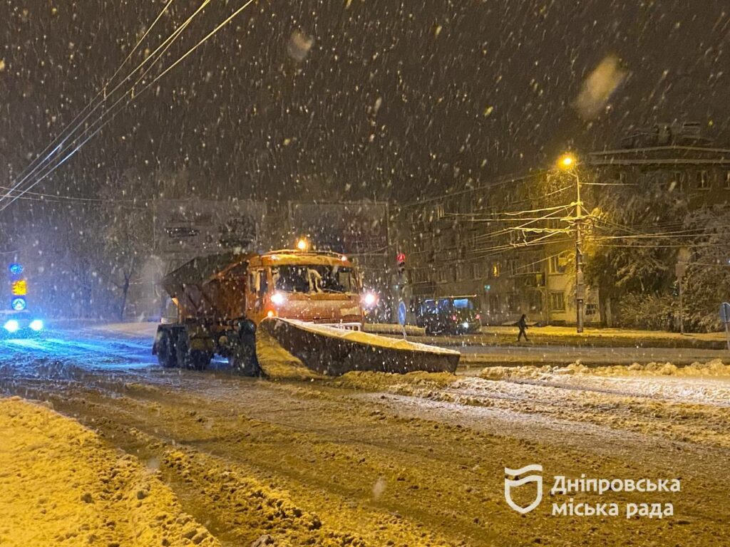 Як у Дніпрі прибирають наслідки першого снігу.