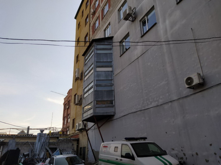 Балкон укрепили металлическими сваями. Фото: Depo.Днепр