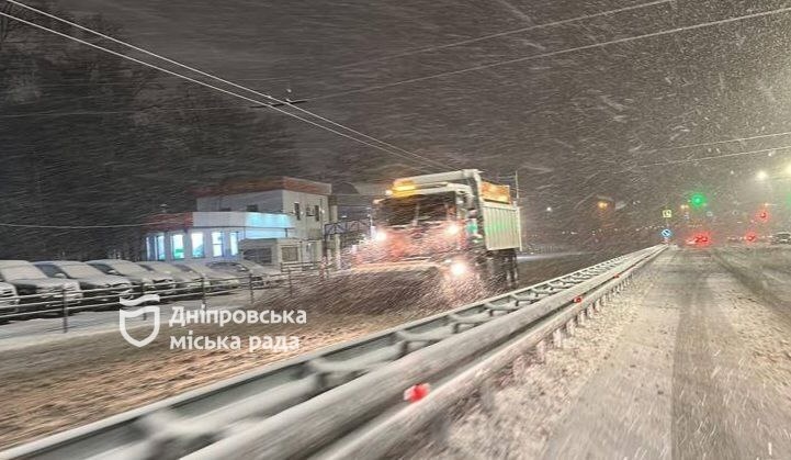 Як у Дніпрі прибирають наслідки першого снігу.