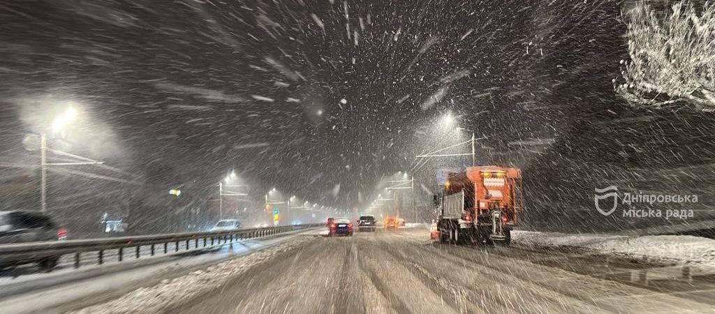 Як у Дніпрі прибирають наслідки першого снігу.