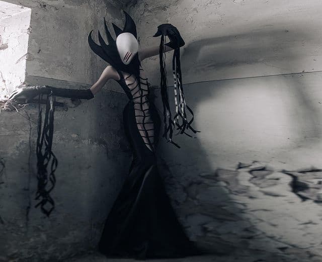 Девушка была одета в безликого персонажа, напоминающего Слендермена. Фото: ig stasgubkin