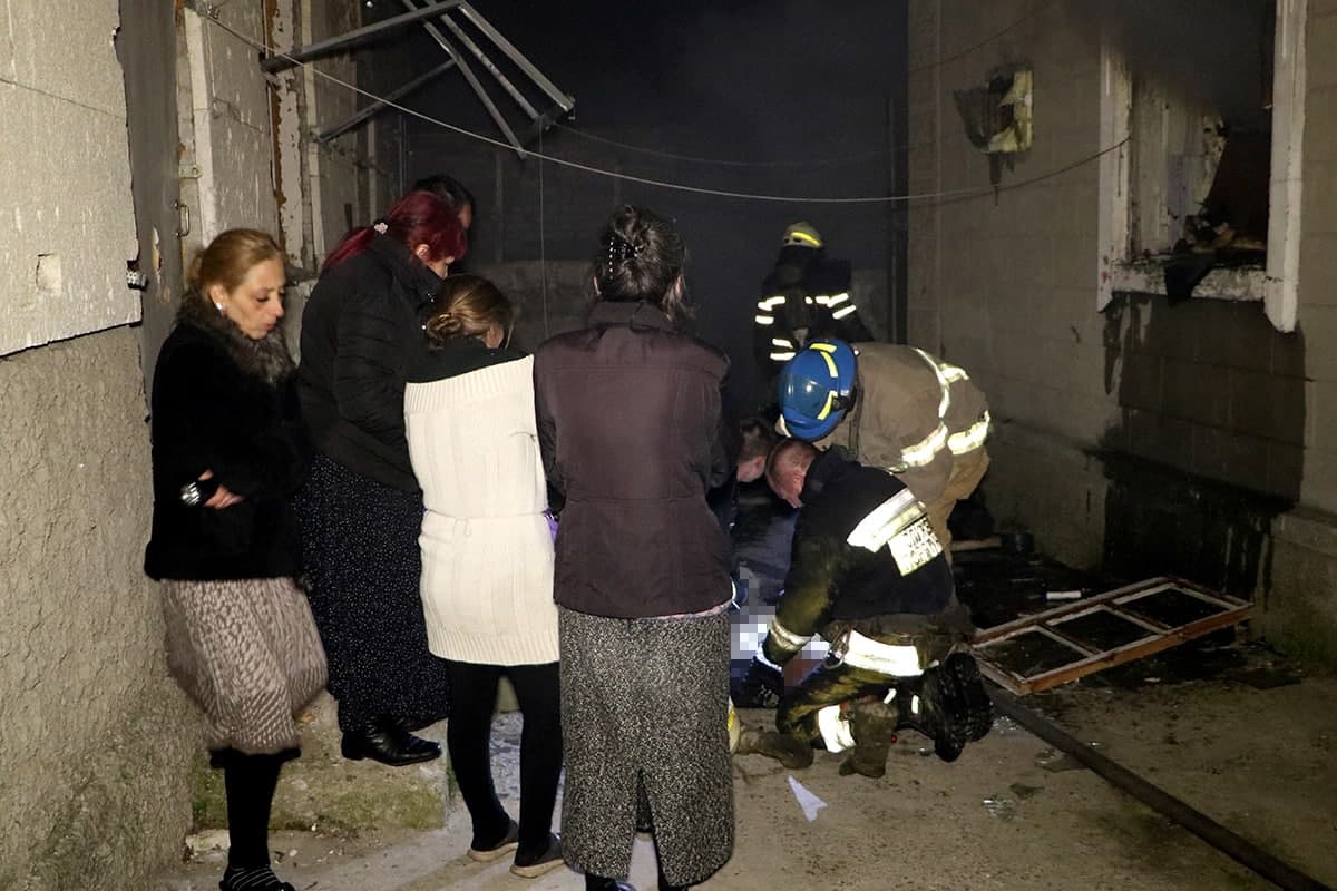 В Днепре на пожаре погибли двое мужчин. Фото: ГСЧС