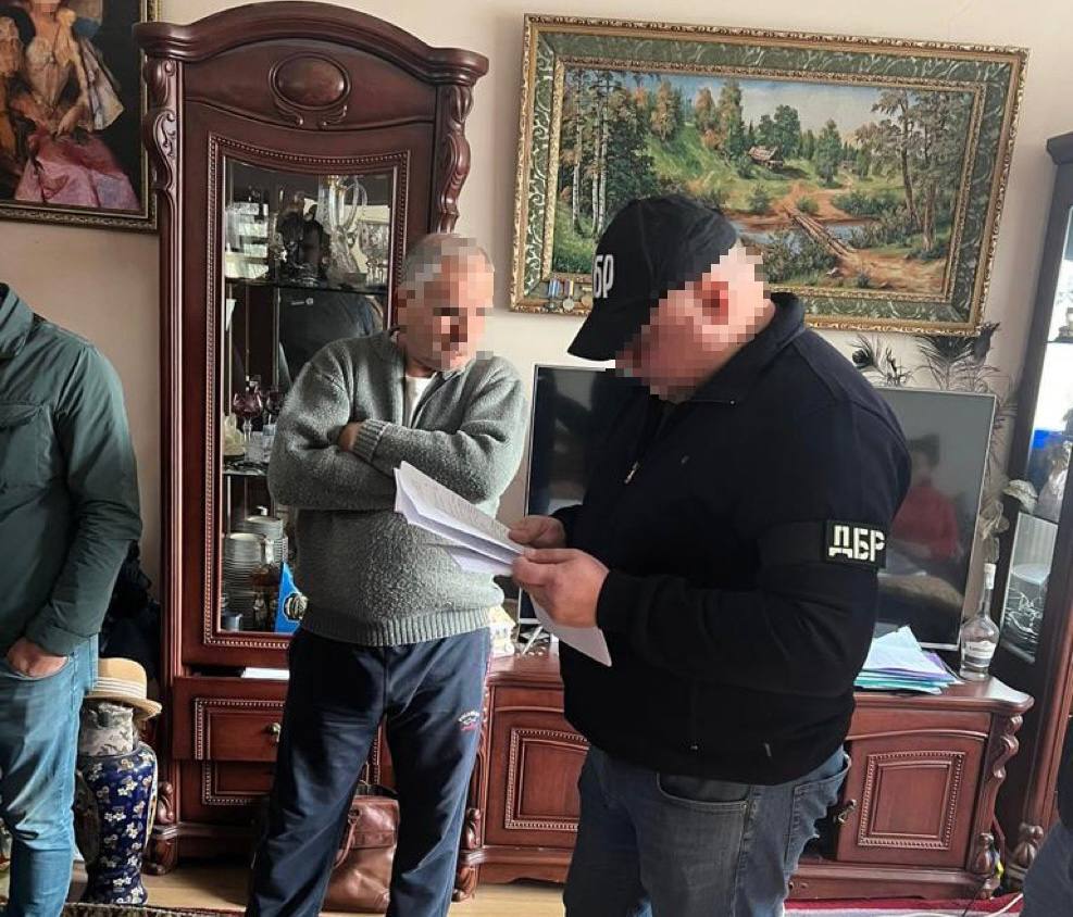 У Дніпрі екскомандир військової частини допоміг захопити нерухомість на Набережній.