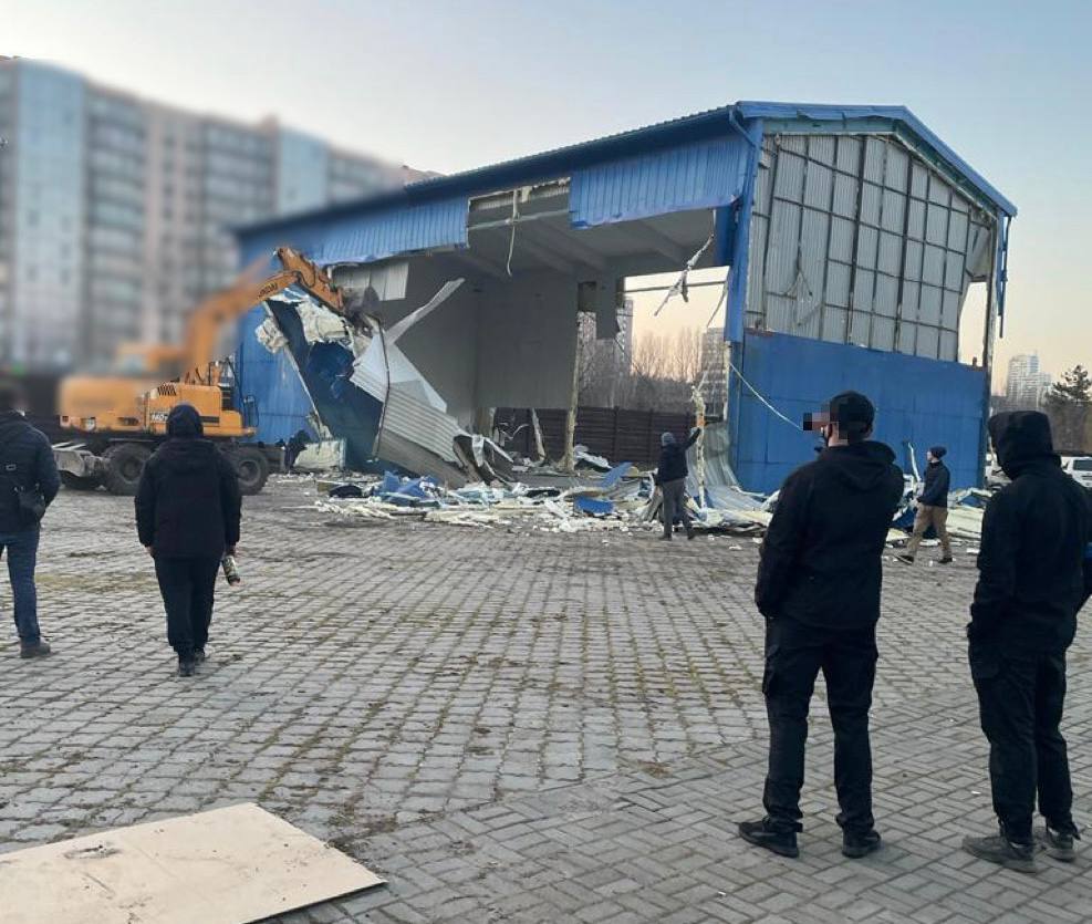 У Дніпрі екскомандир військової частини допоміг захопити нерухомість на Набережній.