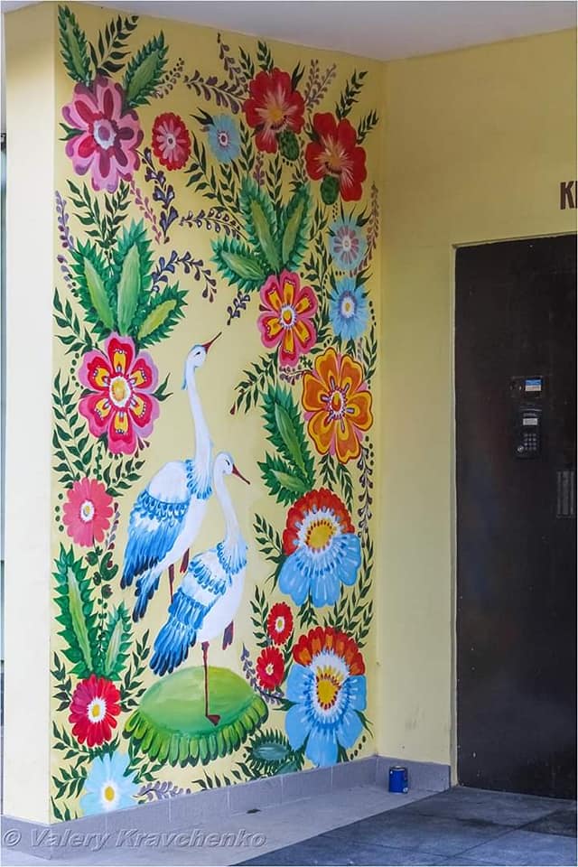 Какая красота: днепряне украсили подъезды Петриковской росписью (фото) фото 4 3