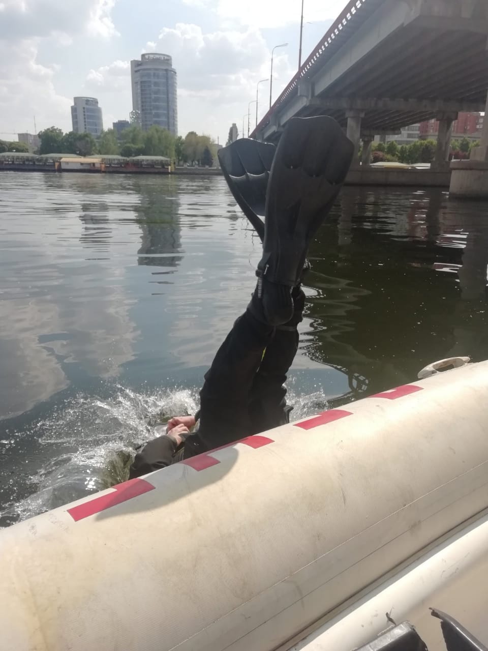 Спрыгнул с Нового моста: чем закончились поиски 20-летнего парня фото 1