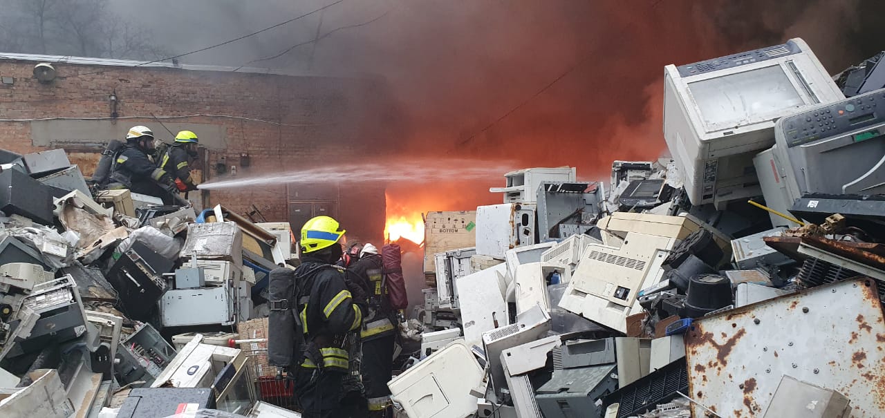 Громадные клубы дыма: возле авторынка горит склад (видео) фото 2 1