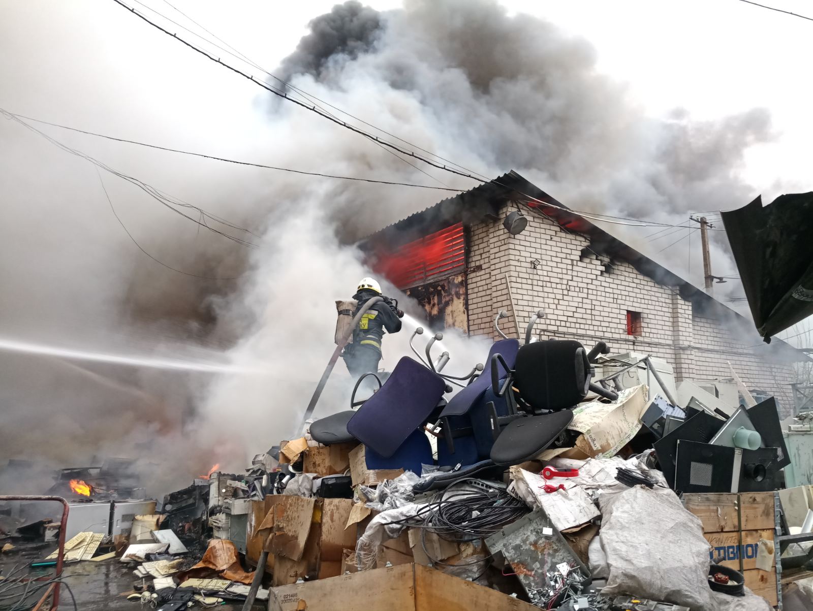 Громадные клубы дыма: возле авторынка горит склад (видео) фото 1