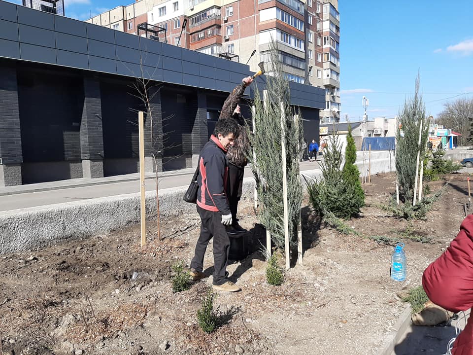 Забота о родном жилмассиве/ фото: Юлия Черечеча