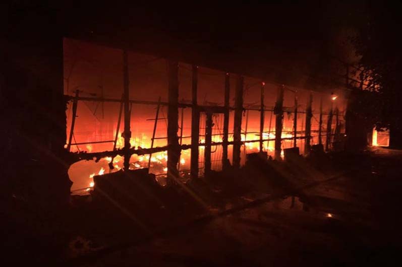 Жаркая ночка: на Левом берегу пылал огромный магазин (фото) фото 1