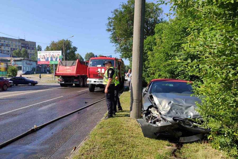 Двое пострадавших уже забрала скорая/ фото: пресс-служба ГСЧС в Днепропетровской области